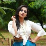 Sruthi Hariharan Instagram - Some clothes make us feel .. good. Feel confident ... feel beautiful . And why not I say :) Loved this couture from @pixie_yard_couture_studio @pixie_yard_closet Styled by the awesome @zoha.kabir Jewellery from @creativegemsandjewels Make up by @shivugowda2011 Hair by @kammarishivarajchary #ifeelgood