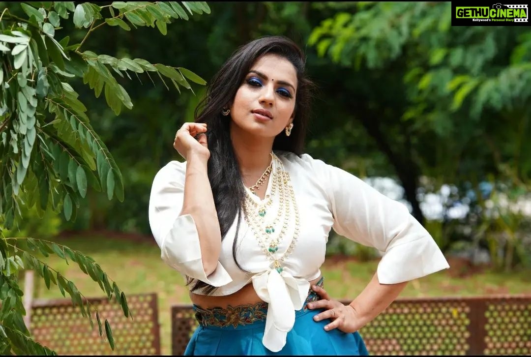 Sruthi Hariharan Instagram - Some clothes make us feel .. good. Feel confident ... feel beautiful . And why not I say :) Loved this couture from @pixie_yard_couture_studio @pixie_yard_closet Styled by the awesome @zoha.kabir Jewellery from @creativegemsandjewels Make up by @shivugowda2011 Hair by @kammarishivarajchary #ifeelgood