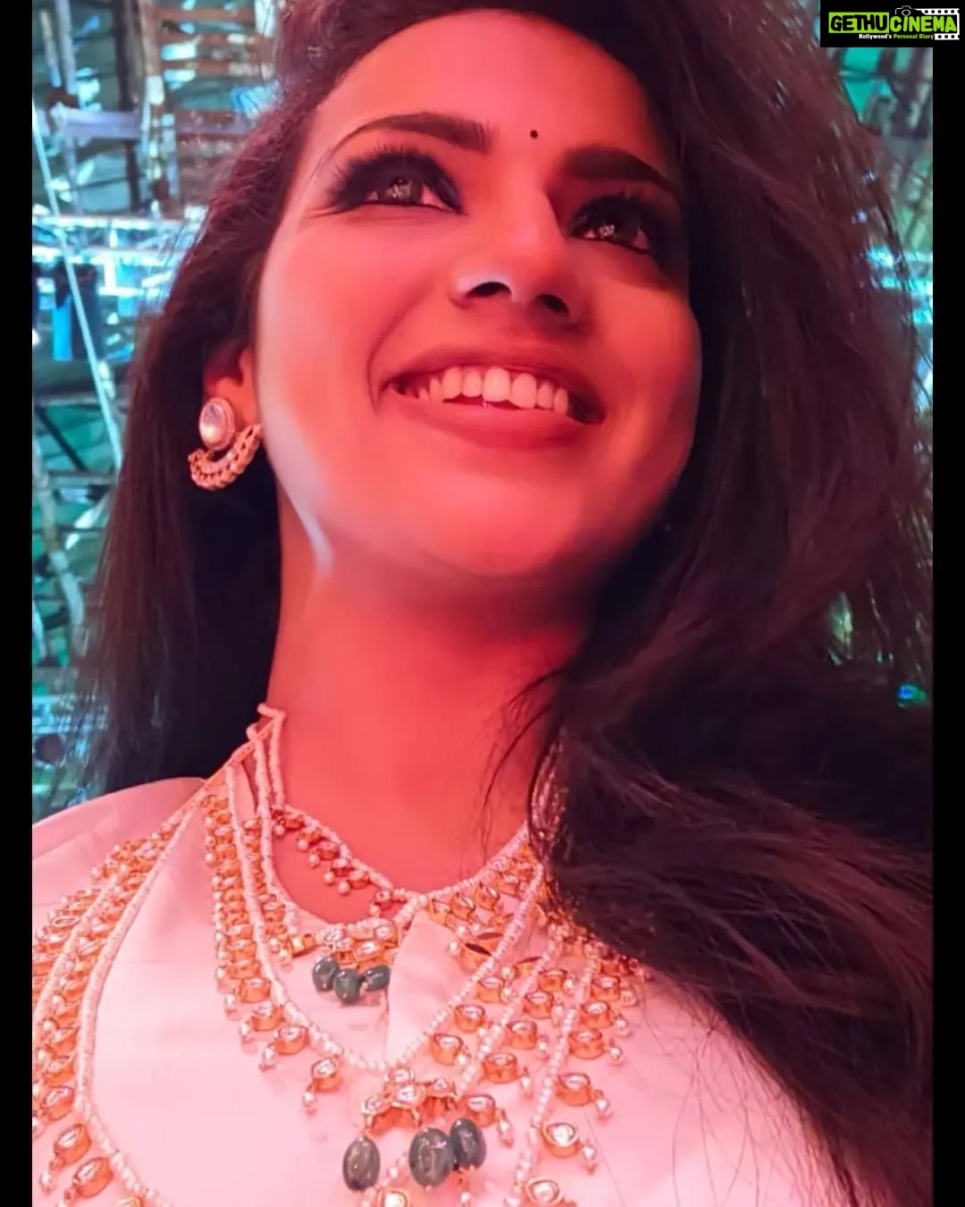Sruthi Hariharan Instagram - :) Styled by @zoha.kabir Dress from @pixie_yard_couture_studio @pixie_yard_closet Jewellery from @creativegemsandjewels Make up by @shivugowda2011 Hair by @kammarishivarajchary