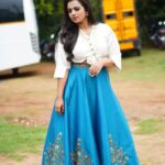 Sruthi Hariharan Instagram - One of those rare days where I 'feel ' beautiful .. from @pixie_yard_couture_studio @pixie_yard_closet Jewellery from @creativegemsandjewels Styled by @zoha.kabir Make up by @shivugowda2011 Hair by @kammarishivarajchary #ifeelgood