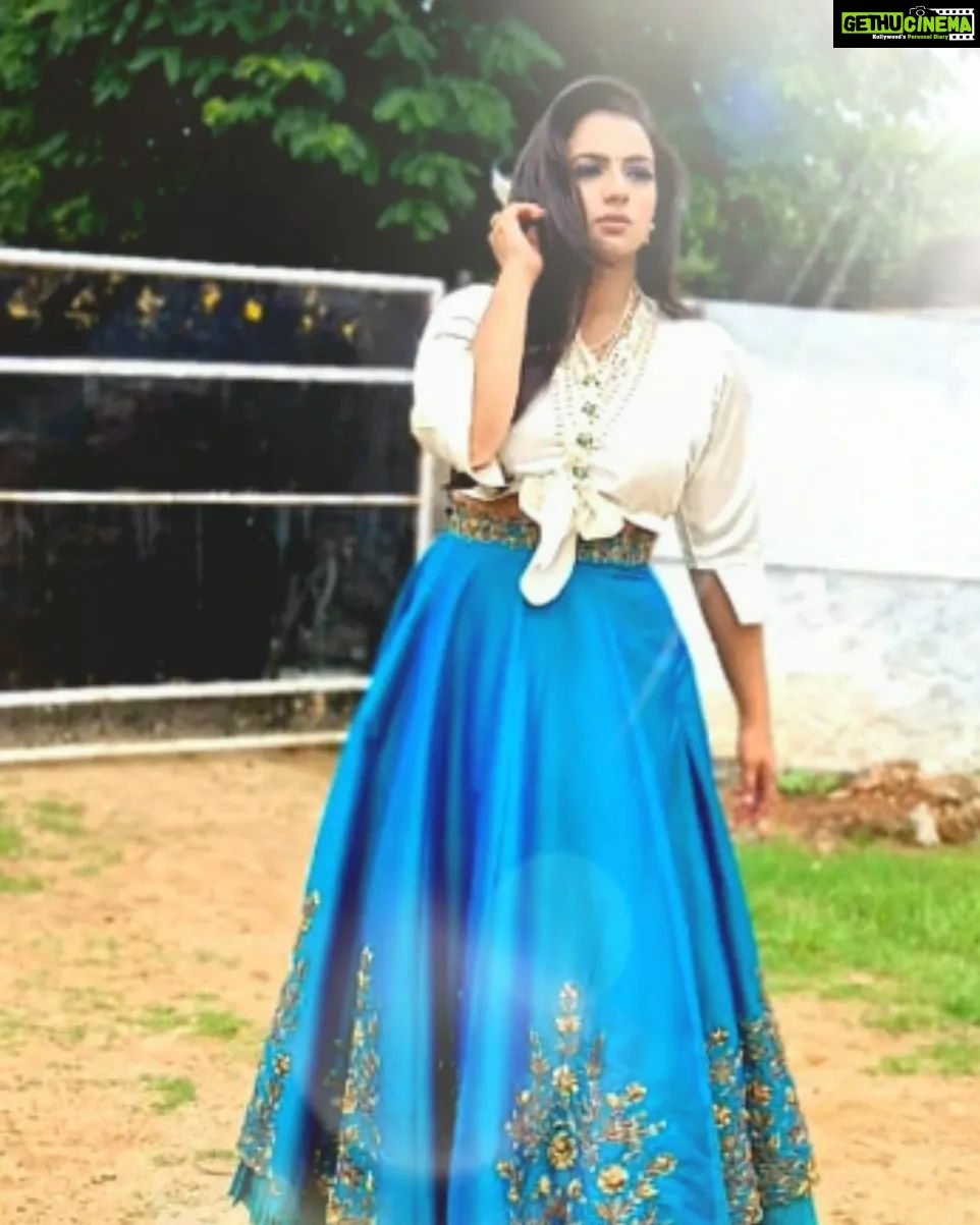 Sruthi Hariharan Instagram - One of those rare days where I 'feel ' beautiful .. from @pixie_yard_couture_studio @pixie_yard_closet Jewellery from @creativegemsandjewels Styled by @zoha.kabir Make up by @shivugowda2011 Hair by @kammarishivarajchary #ifeelgood
