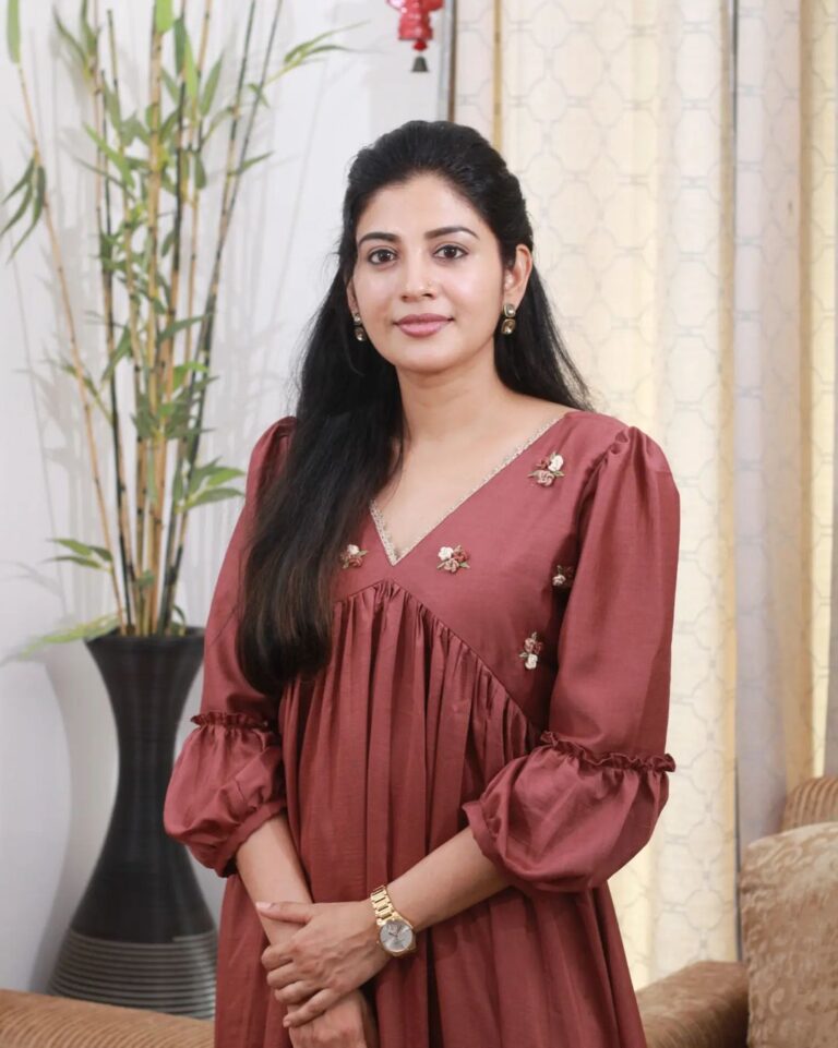 Sshivada Instagram - Chasing dreams in brown outfit😊🤎🤎🤎 Outfit from @rabenda_by_sreelakshmi #promotions #brown #dress #movies #chasingdreams #happyme#loveyourlife #liveyourlife