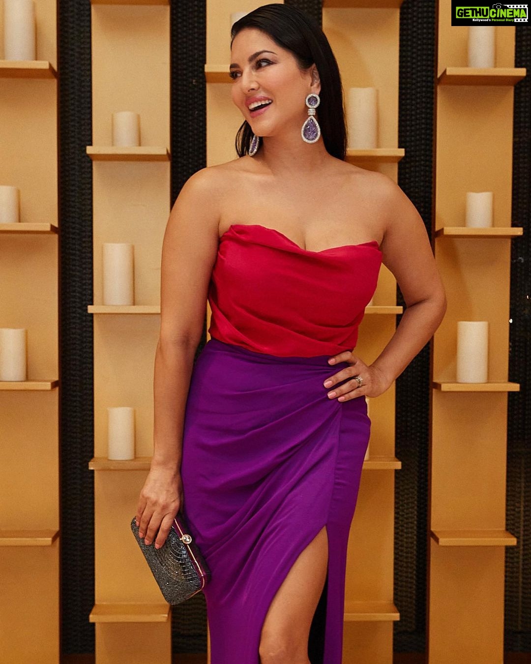 Sunny Leone Instagram - Love DUBAI!! Outfit by - @officialsaishashinde @saishashinde05 Jewellery by @houseofshikha @ascend.rohank Clutch - @aclutchstory Shot by @anoop.devaraj Styled by @hitendrakapopara Assisted by @tanyakalraaa