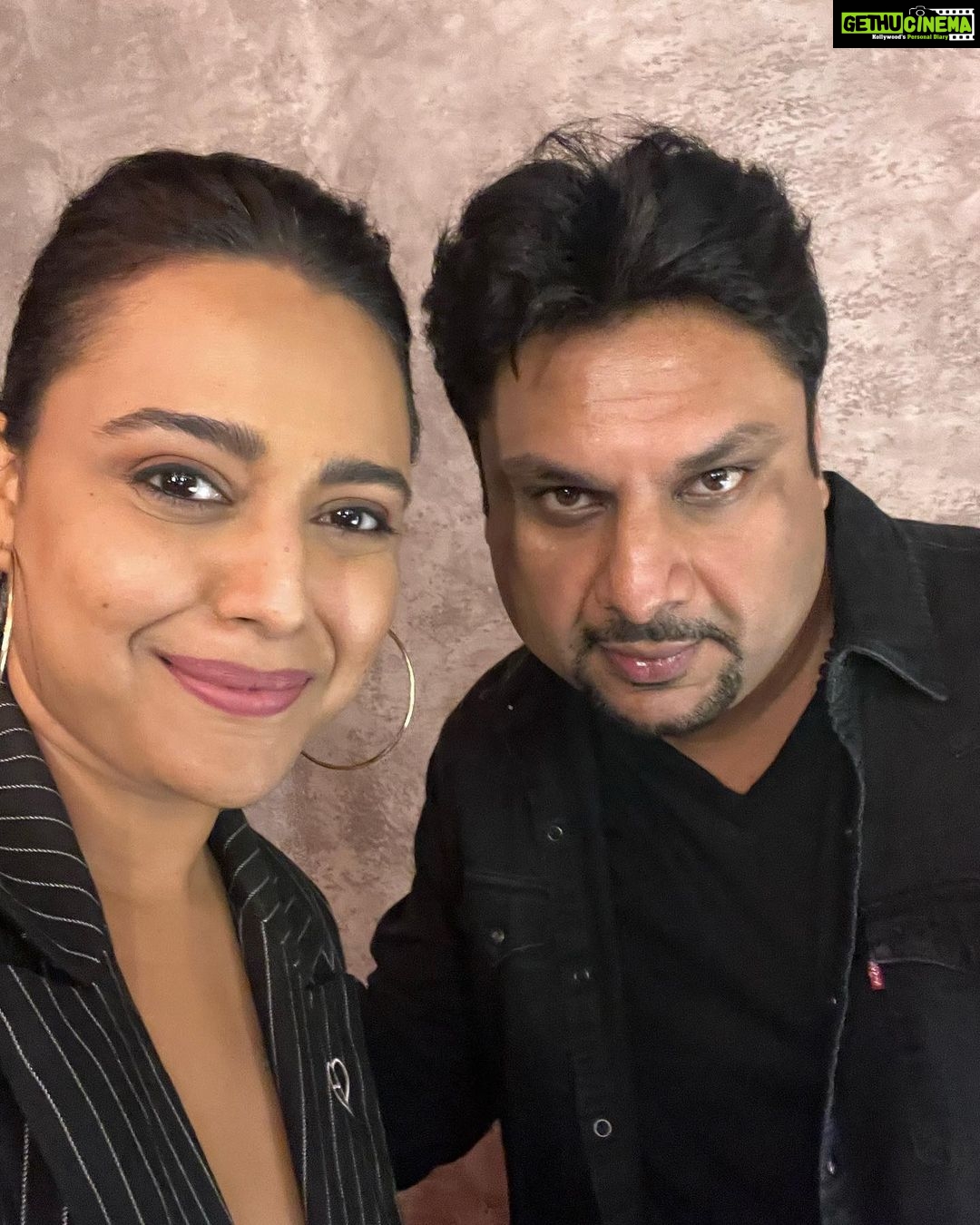 Swara Bhaskar Instagram - Really enjoyed #JuggJuggJeeyo ! A bombastic family entertainer replete with Bollywood swag! Heartwarming performances by @anilskapoor sir, @neetu54 ma’am, @varundvn , @kiaraaliaadvani @manieshpaul @mostlysane . . So funny, yet tugs at the heart too! Take a bow @raj_a_mehta 👏🏽👏🏽👏🏽 Thank you for having me Aunty @kapoor.sunita 🥰 Mumbai