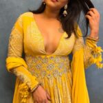 Swara Bhaskar Instagram - Here’s a look at how I get my game-face on! Basically through the talent and mehnat of others. 🤓💁🏽‍♀️💛 Always so grateful for the amazing people who give me Cinderella-at-the-ball feels.. Make up: @saracapela Hair: @stylistsony Styled by: @prifreebee Outfit: @bhumikasharmaofficial Jewels: @razwada.jewels @amigos.rizwan Shoes: @aprajitatoorofficial Special thanks : @vikaesh5 #hussainji Shout out to @mumbaipolice for #umang2022 and gratitude always for keeping our city safe. Aside: I’m loving this recreated version of ‘Aave Hichki’ by the talented and wonderful Manganiyar performer @deenekhanofficial 🙏🏽✨ Enjoy a BTS sneak peak into my life! 🤗😍