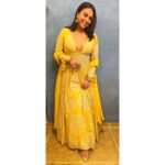 Swara Bhaskar Instagram - Adding some sunshine to my wardrobe because it’s too gloomy everywhere else outside and in the world! 😬💁🏽‍♀️☀️ . . Outfit: @bhumikasharmaofficial Jewels: @razwada.jewels @amigos.rizwan Shoes: @aprajitatoorofficial Styled by: @prifreebee Make up: @saracapela Hair: @stylistsony For @mumbaipolice #Umang2022 annual gala.. 🙏🏽✨ Thank you @mumbaipolice for your service, hard work and professionalism. #Umang2022