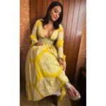 Swara Bhaskar Instagram - Adding some sunshine to my wardrobe because it’s too gloomy everywhere else outside and in the world! 😬💁🏽‍♀️☀️ . . Outfit: @bhumikasharmaofficial Jewels: @razwada.jewels @amigos.rizwan Shoes: @aprajitatoorofficial Styled by: @prifreebee Make up: @saracapela Hair: @stylistsony For @mumbaipolice #Umang2022 annual gala.. 🙏🏽✨ Thank you @mumbaipolice for your service, hard work and professionalism. #Umang2022