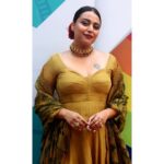 Swara Bhaskar Instagram – Though I’d bring my Umraao game to the @kashishfilmfest courtesy @prifreebee ..
Loved the dupatta which is Hand Painted Organza Silk Kalamkari duppatta..

Clothes: @archanajaju.in
 Floral hair bun: @romanarsinghaniofficial
Necklace: @aulerthofficial x @tribebyamrapali 
Rings: @aulerthofficial x @suneetvarmaofficial 
Footwear: @aprajitatoorofficial 

Make up: @devikajodhani 
Hair: @nilofarzkhan 
Styled by: @prifreebee 

Pic courtesy: @sunil.r.khandare 🙏🏽✨