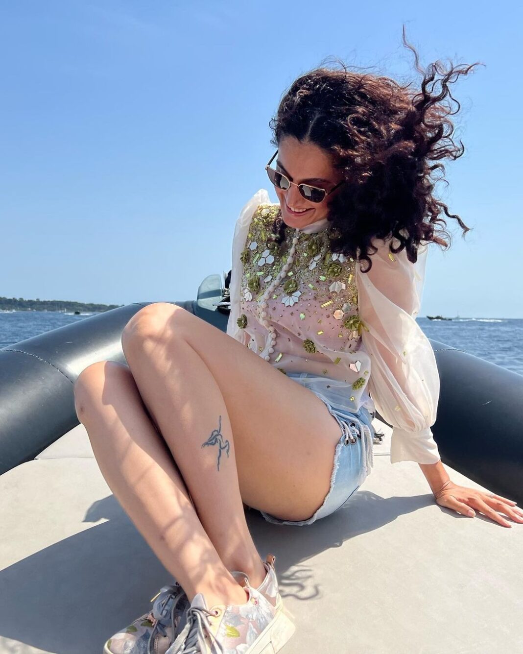 Taapsee Pannu Instagram - Sight SEAing done right 🌊 #TapcTravels #HappyTraveller #Cannes