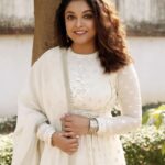 Tanushree Dutta Instagram - More Fake news & major Gaslighting!! Good Lord 😐 the stupid never stops!! Blind articles every now & then trying to project a certain negative perception of me. What might be the motive?? I often wonder 🤔 What are you trying to achieve ?? I'm really curious. Whatever..Its never going to work coz I'm a monk who wants to buy a ferrari so beyond a point I know I shouldn't really care!! 😖 I'm kinda happy, peacefull, proud of myself & whatever achievements I've had in life!! How does it even matter who says or thinks what...il anyways do or get whatever I want..Any thing I wish from my heart usually manifests!! I hv stopped hiring PR coz there's free negative publicity 🤣 I can't keep fighting the same demons lol...So whatever 🙄 peace out!! Everything works for me. It will benefit me in some way....throw lemons 🍋 il make lemonade!! P.s I'm back in Mumbai 🥳