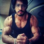 Thakur Anoop Singh Instagram - Mummy : Beta namaste karo! Le BodyBuilder beta :