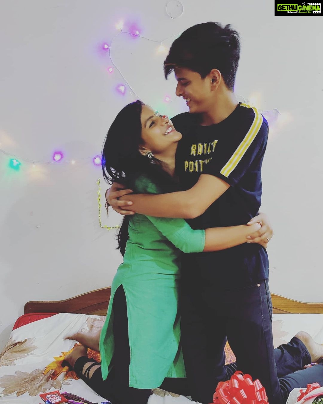 Vaishnavi Chaitanya Instagram - Thank you so much for your love and support š150kš This people made me happy with this cute surprise šš @nitishcueboy @dolly_d_cruze