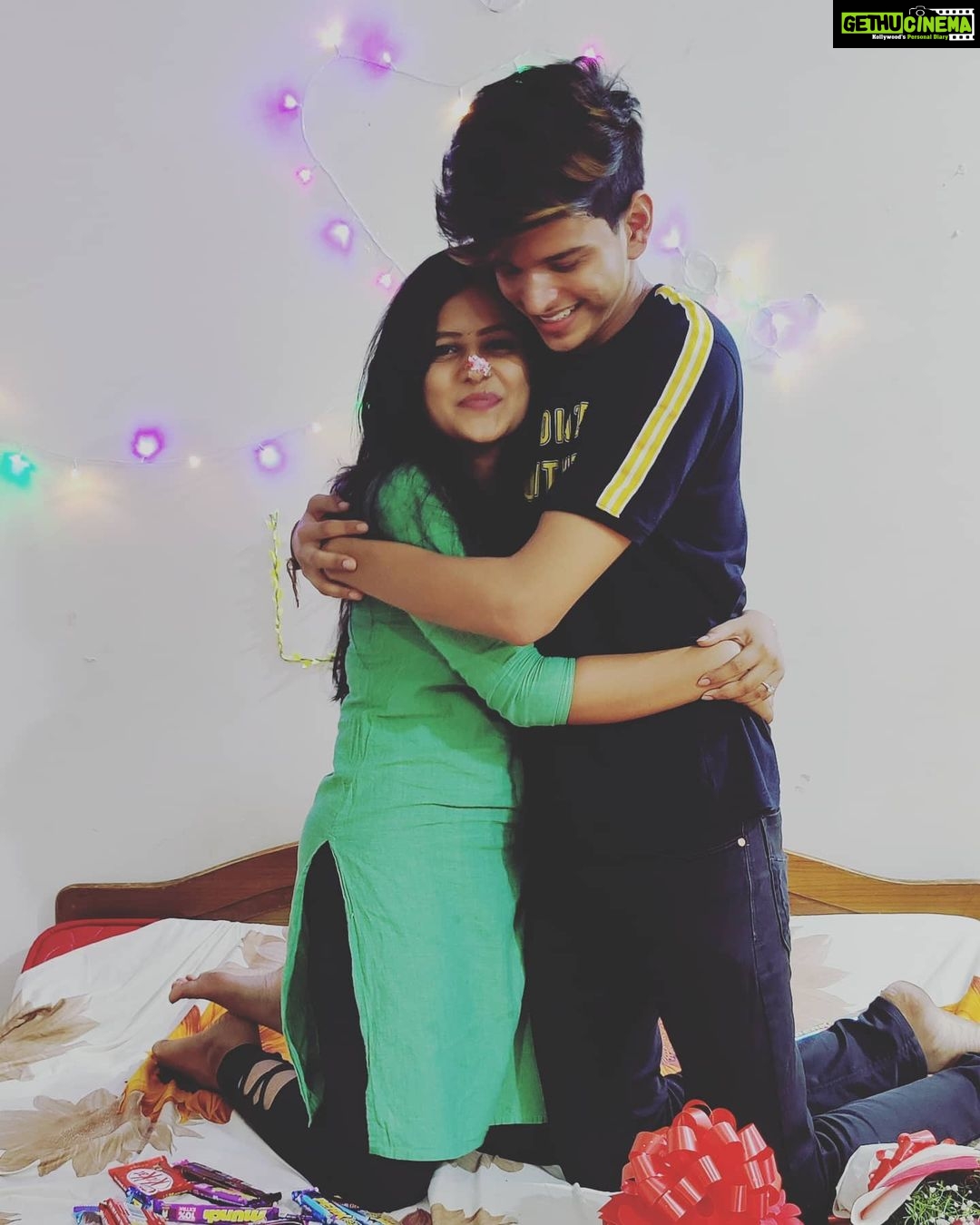 Vaishnavi Chaitanya Instagram - Thank you so much for your love and support š150kš This people made me happy with this cute surprise šš @nitishcueboy @dolly_d_cruze
