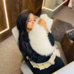 Vaishnavi Chaitanya Instagram - Me : will you be my valentine 🙈❤️🌹...? @alpha__thesamoyed : yessss....my lovely love💋... . . 😂🤭 Happy valentine's day ❤️