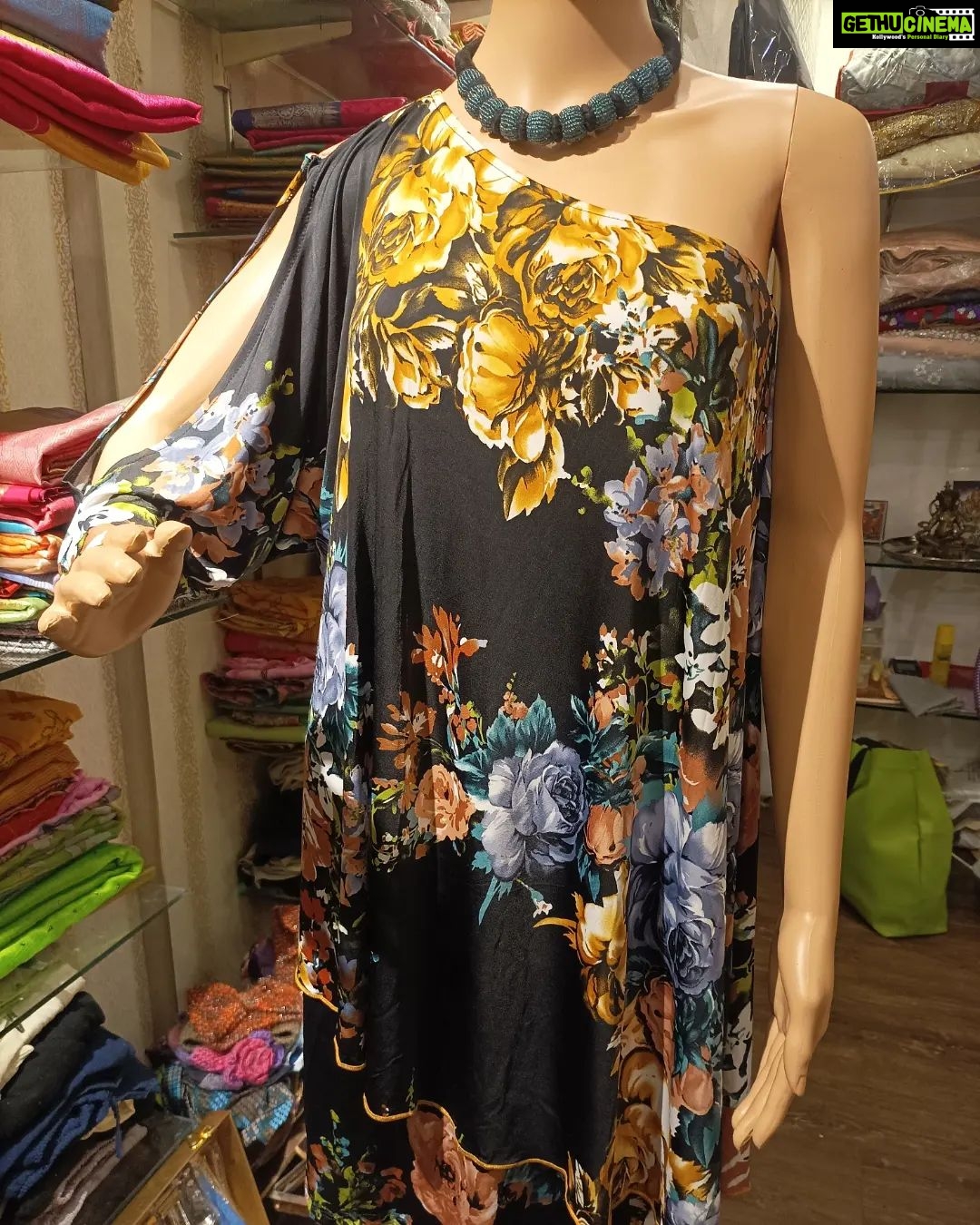 Vanitha Vijayakumar Instagram - Pretty floral one armed sleeve dress👗🌼 #vanithavijaykumarstyling #outfitoftheday #outfit #outfits #women #womensfashion #girl #girls #style #styling #stylist #fashion #ootd #picoftheday #pictureoftheday #dress #accessories #makeover #onlineshopping #onlineshop #boutique #boutiqueshopping #boutiquefashion Khader Nawaz Khan Road