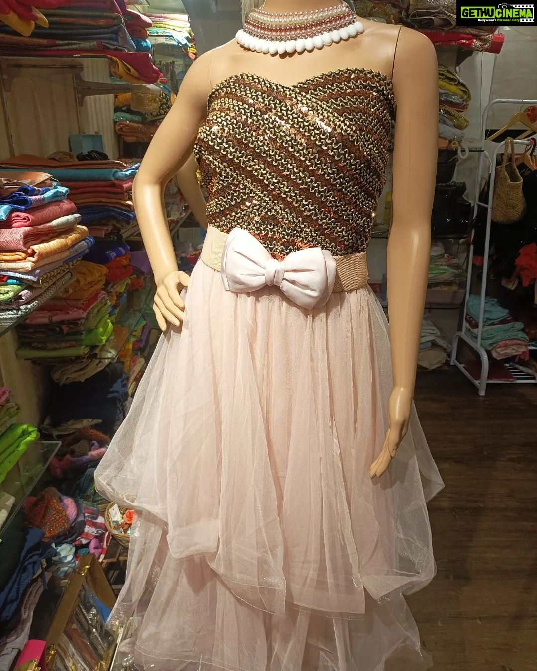 Vanitha Vijayakumar Instagram - Get up, skirt up and slay🍑 three layered net skirt paired up with tube sequined top✨ #vanithavijaykumarstyling #vanithavijaykumarstudios #outfitoftheday #outfit #outfits #women #womensfashion #girl #girls #style #styling #stylist #fashion #ootd #picoftheday #pictureoftheday #dress #accessories #makeover #onlineshopping #onlineshop #boutique #boutiqueshopping #boutiquefashion #sequins Khader Nawaz Khan Road