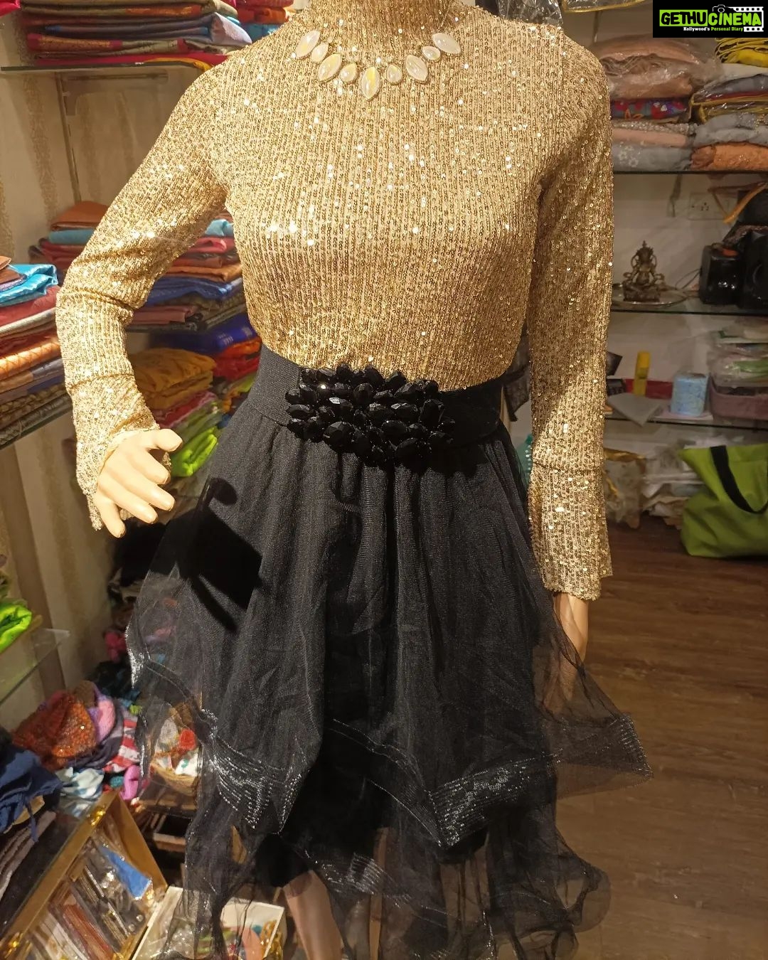 Vanitha Vijayakumar Instagram - Get up, skirt up and slay🖤 three layered net skirt paired up with sequined top✨ #vanithavijaykumarstyling #vanithavijaykumarstudios #outfitoftheday #outfit #outfits #women #womensfashion #girl #girls #style #styling #stylist #fashion #ootd #picoftheday #pictureoftheday #dress #accessories #makeover #onlineshopping #onlineshop #boutique #boutiqueshopping #boutiquefashion #sequins Khader Nawaz Khan Road