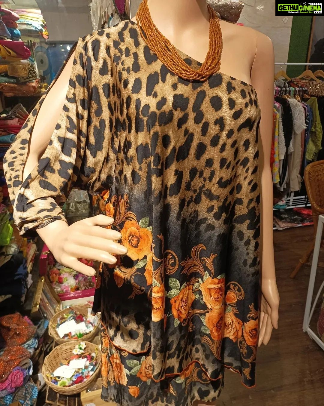 Vanitha Vijayakumar Instagram - Pretty one armed sleeve dress👗 #vanithavijaykumarstyling #outfitoftheday #outfit #outfits #women #womensfashion #girl #girls #style #styling #stylist #fashion #ootd #picoftheday #pictureoftheday #dress #accessories #makeover #onlineshopping #onlineshop #boutique #boutiqueshopping #boutiquefashion Khader Nawaz Khan Road