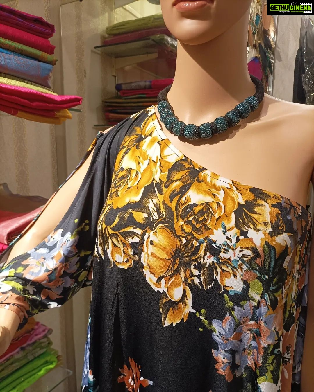 Vanitha Vijayakumar Instagram - Pretty floral one armed sleeve dress👗🌼 #vanithavijaykumarstyling #outfitoftheday #outfit #outfits #women #womensfashion #girl #girls #style #styling #stylist #fashion #ootd #picoftheday #pictureoftheday #dress #accessories #makeover #onlineshopping #onlineshop #boutique #boutiqueshopping #boutiquefashion Khader Nawaz Khan Road