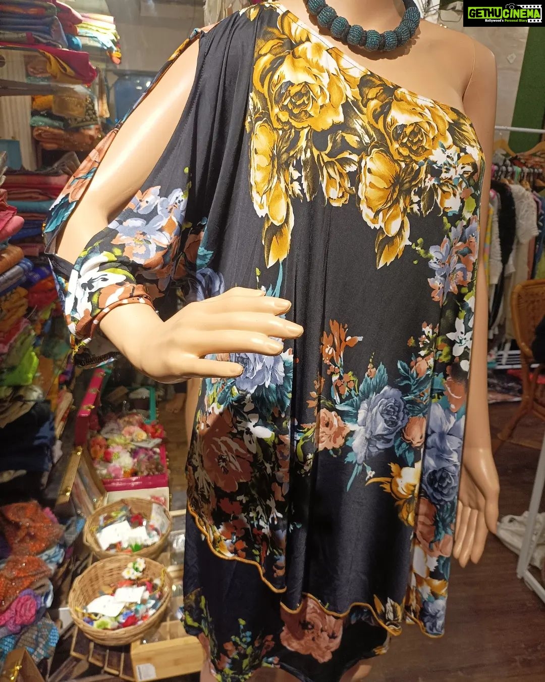 Vanitha Vijayakumar Instagram - Pretty floral one armed sleeve dress👗🌼 #vanithavijaykumarstyling #outfitoftheday #outfit #outfits #women #womensfashion #girl #girls #style #styling #stylist #fashion #ootd #picoftheday #pictureoftheday #dress #accessories #makeover #onlineshopping #onlineshop #boutique #boutiqueshopping #boutiquefashion Khader Nawaz Khan Road