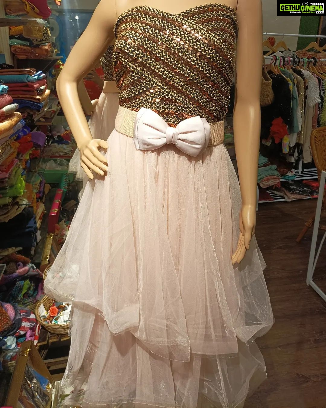 Vanitha Vijayakumar Instagram - Get up, skirt up and slay🍑 three layered net skirt paired up with tube sequined top✨ #vanithavijaykumarstyling #vanithavijaykumarstudios #outfitoftheday #outfit #outfits #women #womensfashion #girl #girls #style #styling #stylist #fashion #ootd #picoftheday #pictureoftheday #dress #accessories #makeover #onlineshopping #onlineshop #boutique #boutiqueshopping #boutiquefashion #sequins Khader Nawaz Khan Road