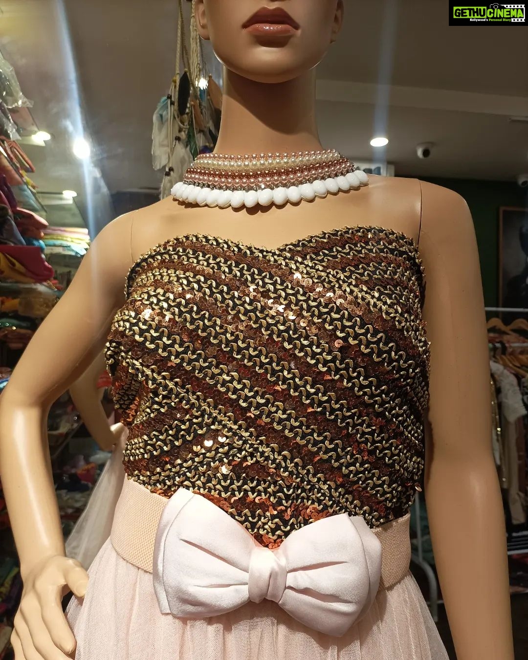 Vanitha Vijayakumar Instagram - Get up, skirt up and slay🍑 three layered net skirt paired up with tube sequined top✨ #vanithavijaykumarstyling #vanithavijaykumarstudios #outfitoftheday #outfit #outfits #women #womensfashion #girl #girls #style #styling #stylist #fashion #ootd #picoftheday #pictureoftheday #dress #accessories #makeover #onlineshopping #onlineshop #boutique #boutiqueshopping #boutiquefashion #sequins Khader Nawaz Khan Road