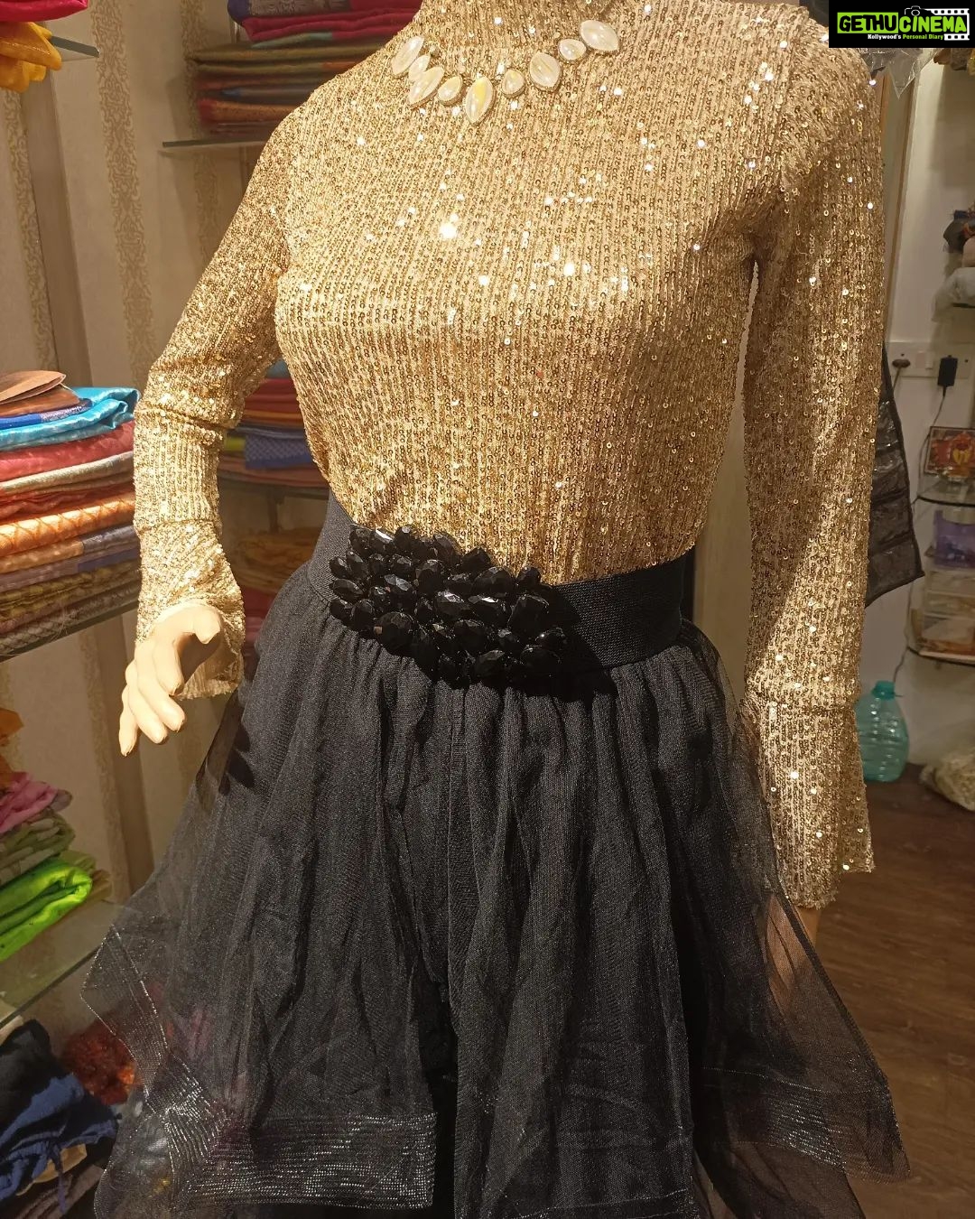 Vanitha Vijayakumar Instagram - Get up, skirt up and slay🖤 three layered net skirt paired up with sequined top✨ #vanithavijaykumarstyling #vanithavijaykumarstudios #outfitoftheday #outfit #outfits #women #womensfashion #girl #girls #style #styling #stylist #fashion #ootd #picoftheday #pictureoftheday #dress #accessories #makeover #onlineshopping #onlineshop #boutique #boutiqueshopping #boutiquefashion #sequins Khader Nawaz Khan Road