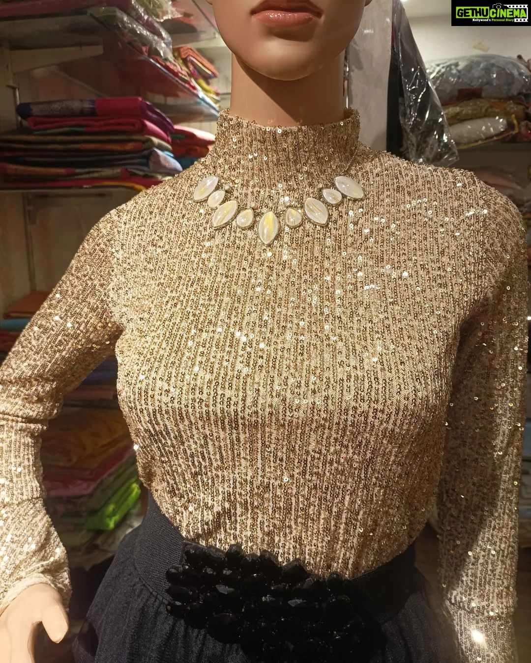 Vanitha Vijayakumar Instagram - Get up, skirt up and slay🖤 three layered net skirt paired up with sequined top✨ #vanithavijaykumarstyling #vanithavijaykumarstudios #outfitoftheday #outfit #outfits #women #womensfashion #girl #girls #style #styling #stylist #fashion #ootd #picoftheday #pictureoftheday #dress #accessories #makeover #onlineshopping #onlineshop #boutique #boutiqueshopping #boutiquefashion #sequins Khader Nawaz Khan Road