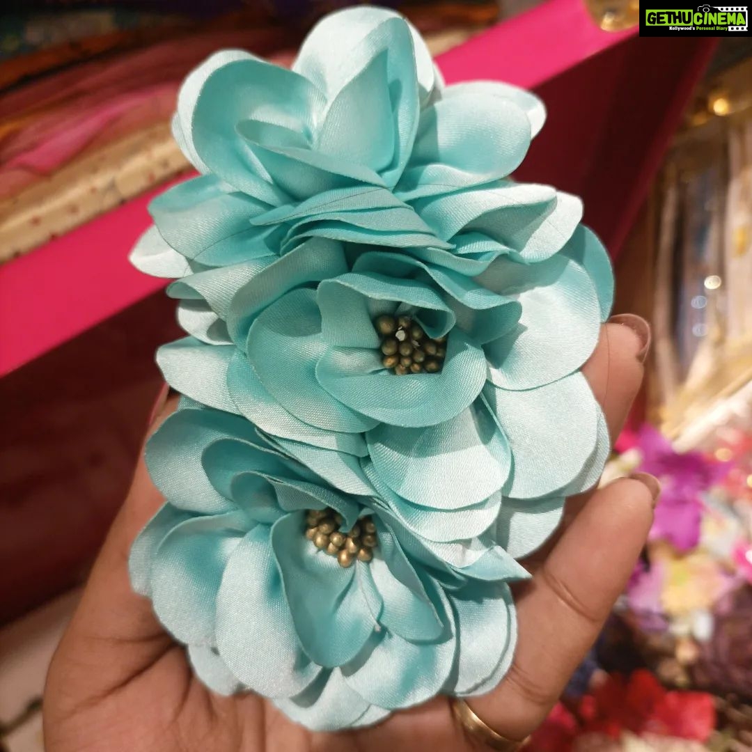 Vanitha Vijayakumar Instagram - Artificial Floral hair clips🌸🌼🌺 #earrings #studs #stone #classic #colorful #colour #colours #accessories #bracelets #party #partytime #bracelet #shopping #onlineshopping #onlineshop #style #outfits #outfit #store #makeover #reelsinstagram #reelitfeelit #reelsvideo #reels #reelkarofeelkaro #reelsindia #instagram #hair #hairstyle #hairstyles Khader Nawaz Khan Road
