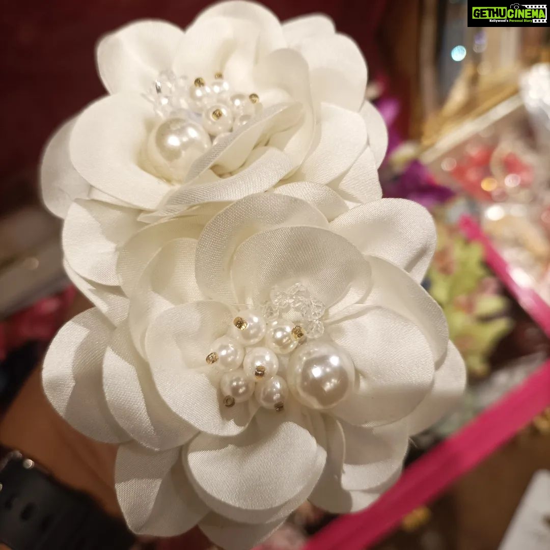 Vanitha Vijayakumar Instagram - Artificial Floral hair clips🌸🌼🌺 #earrings #studs #stone #classic #colorful #colour #colours #accessories #bracelets #party #partytime #bracelet #shopping #onlineshopping #onlineshop #style #outfits #outfit #store #makeover #reelsinstagram #reelitfeelit #reelsvideo #reels #reelkarofeelkaro #reelsindia #instagram #hair #hairstyle #hairstyles Khader Nawaz Khan Road