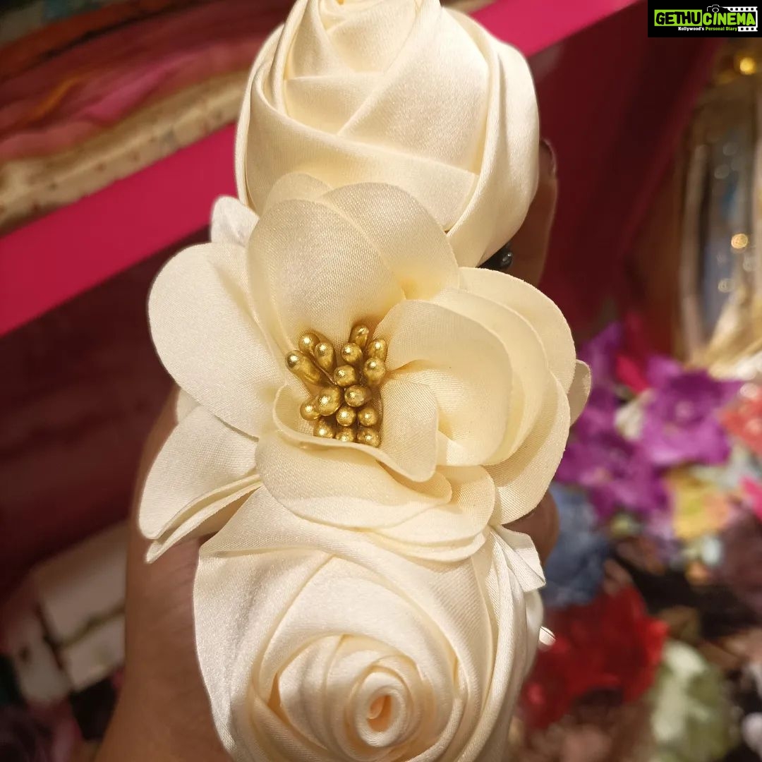 Vanitha Vijayakumar Instagram - Artificial Floral hair clips🌸🌼🌺 #earrings #studs #stone #classic #colorful #colour #colours #accessories #bracelets #party #partytime #bracelet #shopping #onlineshopping #onlineshop #style #outfits #outfit #store #makeover #reelsinstagram #reelitfeelit #reelsvideo #reels #reelkarofeelkaro #reelsindia #instagram #hair #hairstyle #hairstyles Khader Nawaz Khan Road