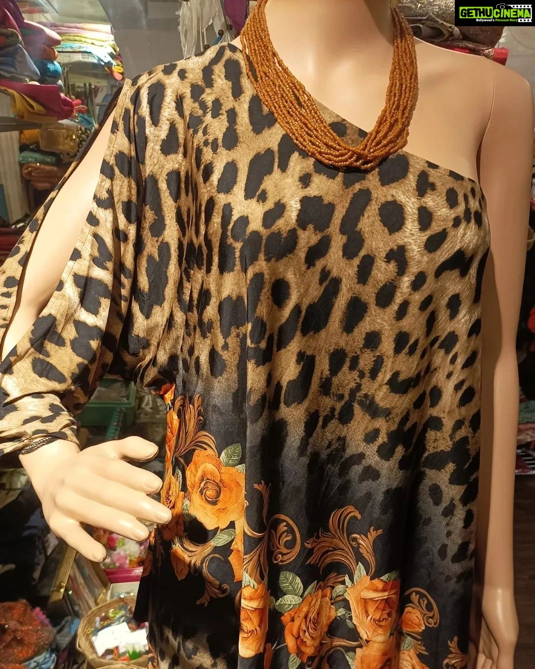 Vanitha Vijayakumar Instagram - Pretty one armed sleeve dress👗 #vanithavijaykumarstyling #outfitoftheday #outfit #outfits #women #womensfashion #girl #girls #style #styling #stylist #fashion #ootd #picoftheday #pictureoftheday #dress #accessories #makeover #onlineshopping #onlineshop #boutique #boutiqueshopping #boutiquefashion Khader Nawaz Khan Road