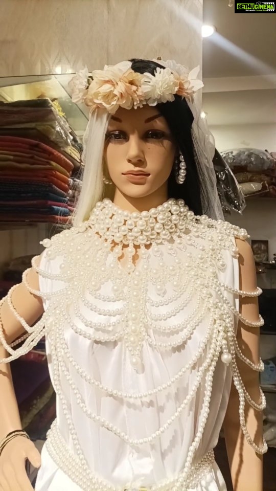 Vanitha Vijayakumar Instagram - White satin saree draped in Western style & styled with pearl layered cape shoulder type necklace jewelry👰♀️🌼 🤍 #vanithavijaykumarstyling #vanithavijaykumarstyling #hair #hairdo #styleblogger #classic #colorful #colour #colours #accessories #saree #hairstyles #party #partytime #stylist #shopping #onlineshopping #onlineshop #style #outfits #outfit #store #makeover #reelsinstagram #reelitfeelit #reelsvideo #reels #reelkarofeelkaro #reelsindia #instagram Khader Nawaz Khan Road