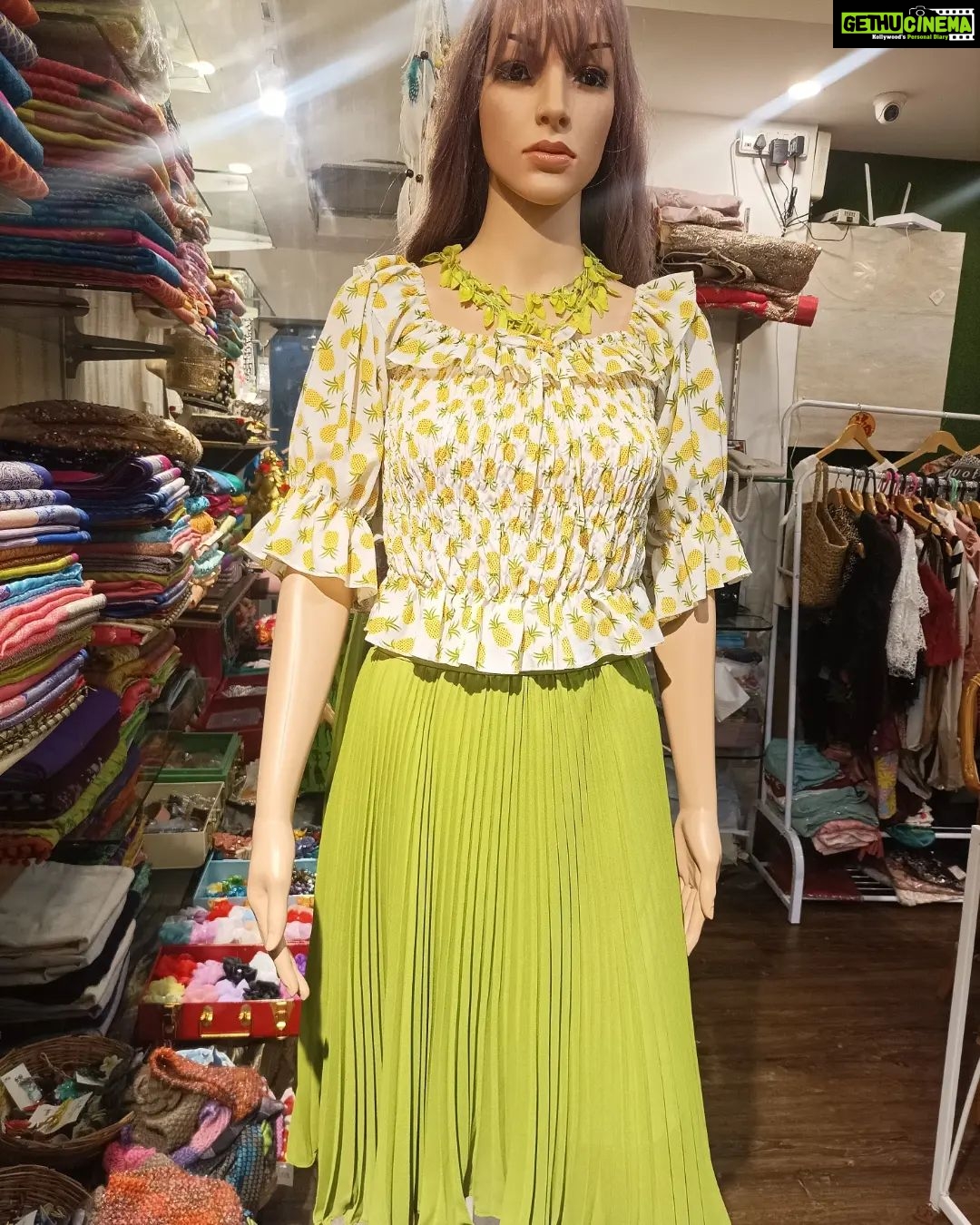 Vanitha Vijayakumar Instagram - Smocked peplum top & pleated skirt💚💛 #vanithavijaykumarstyling #outfitoftheday #outfit #outfits #women #womensfashion #girl #girls #style #styling #stylist #fashion #ootd #picoftheday #pictureoftheday #dress #accessories #makeover #onlineshopping #onlineshop #boutique #boutiqueshopping #boutiquefashion Khader Nawaz Khan Road