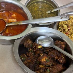 Vanitha Vijayakumar Instagram - Feeling so blessed… shooting in a house anf the owner lady is my fan … she is telugu and she wanted me to eat her food so she cooked this awesome lunch . Fish curry chicken fry egg podimas and Gongura pappu… so yumm … all the love ❤️🙏
