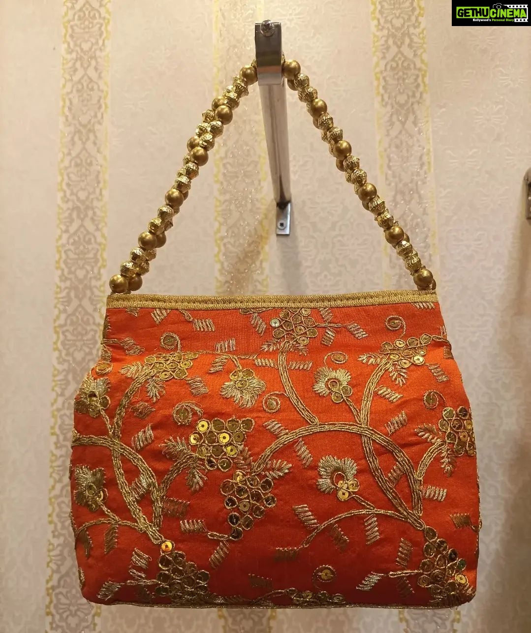 Vanitha Vijayakumar Instagram - 👀COME CLOSE👀 to admire the stunning intricate details of these handy hand bags👜 #vanithavijaykumarstyling #outfitoftheday #outfit #outfits #women #womensfashion #girl #girls #style #styling #stylist #fashion #ootd #picoftheday #pictureoftheday #dress #accessories #makeover #onlineshopping #onlineshop #boutique #boutiqueshopping #boutiquefashion Khader Nawaz Khan Road