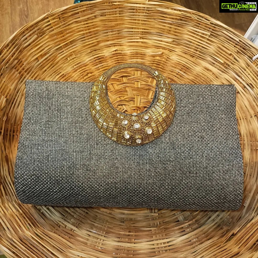 Vanitha Vijayakumar Instagram - Ring handle clutch purse 👛#vanithavijaykumarstyling #outfitoftheday #outfit #outfits #women #womensfashion #girl #girls #style #styling #stylist #fashion #ootd #picoftheday #pictureoftheday #dress #accessories #makeover #onlineshopping #onlineshop #boutique #boutiqueshopping #boutiquefashion Khader Nawaz Khan Road