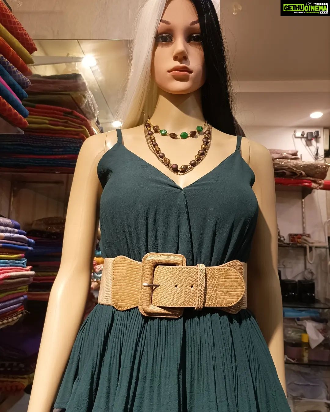 Vanitha Vijayakumar Instagram - Bottle green layered dress paired up with an adjustable buckle belt🤑🍾 #vanithavijaykumarstyling #outfitoftheday #outfit #outfits #women #womensfashion #girl #girls #style #styling #stylist #fashion #ootd #picoftheday #pictureoftheday #dress #accessories #makeover #onlineshopping #onlineshop #boutique #boutiqueshopping #boutiquefashion Khader Nawaz Khan Road