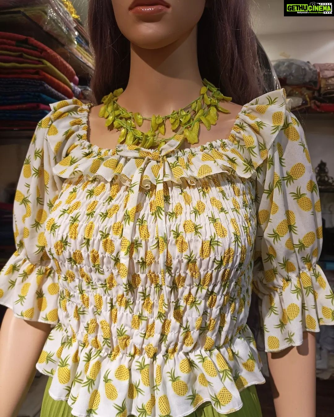 Vanitha Vijayakumar Instagram - Smocked peplum top & pleated skirt💚💛 #vanithavijaykumarstyling #outfitoftheday #outfit #outfits #women #womensfashion #girl #girls #style #styling #stylist #fashion #ootd #picoftheday #pictureoftheday #dress #accessories #makeover #onlineshopping #onlineshop #boutique #boutiqueshopping #boutiquefashion Khader Nawaz Khan Road