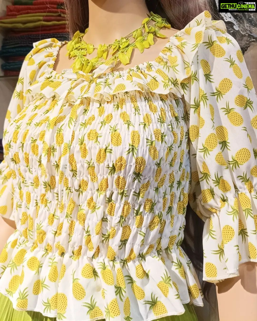 Vanitha Vijayakumar Instagram - Smocked peplum top & pleated skirt💚💛 #vanithavijaykumarstyling #outfitoftheday #outfit #outfits #women #womensfashion #girl #girls #style #styling #stylist #fashion #ootd #picoftheday #pictureoftheday #dress #accessories #makeover #onlineshopping #onlineshop #boutique #boutiqueshopping #boutiquefashion Khader Nawaz Khan Road