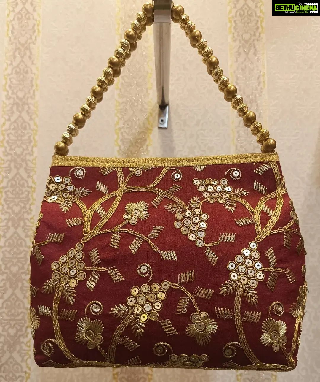 Vanitha Vijayakumar Instagram - 👀COME CLOSE👀 to admire the stunning intricate details of these handy hand bags👜 #vanithavijaykumarstyling #outfitoftheday #outfit #outfits #women #womensfashion #girl #girls #style #styling #stylist #fashion #ootd #picoftheday #pictureoftheday #dress #accessories #makeover #onlineshopping #onlineshop #boutique #boutiqueshopping #boutiquefashion Khader Nawaz Khan Road
