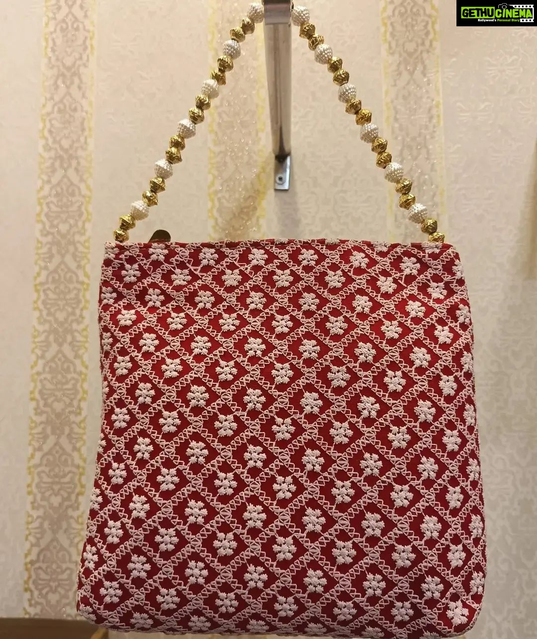 Vanitha Vijayakumar Instagram - 👀COME CLOSE👀 to admire the stunning intricate details of these handy hand bags👜 #vanithavijaykumarstyling #outfitoftheday #outfit #outfits #women #womensfashion #girl #girls #style #styling #stylist #fashion #ootd #picoftheday #pictureoftheday #dress #accessories #makeover #onlineshopping #onlineshop #boutique #boutiqueshopping #boutiquefashion Khader Nawaz Khan Road