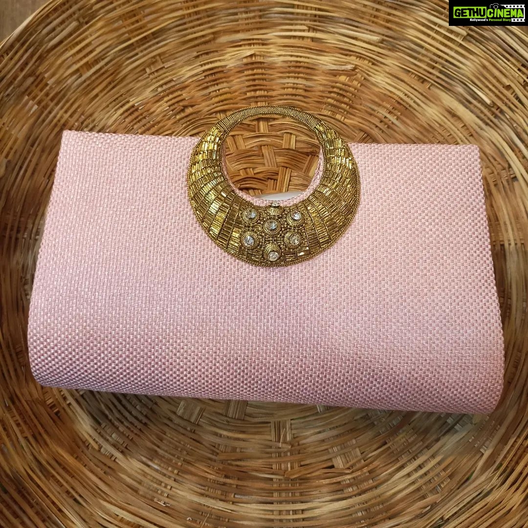 Vanitha Vijayakumar Instagram - Ring handle clutch purse 👛#vanithavijaykumarstyling #outfitoftheday #outfit #outfits #women #womensfashion #girl #girls #style #styling #stylist #fashion #ootd #picoftheday #pictureoftheday #dress #accessories #makeover #onlineshopping #onlineshop #boutique #boutiqueshopping #boutiquefashion Khader Nawaz Khan Road