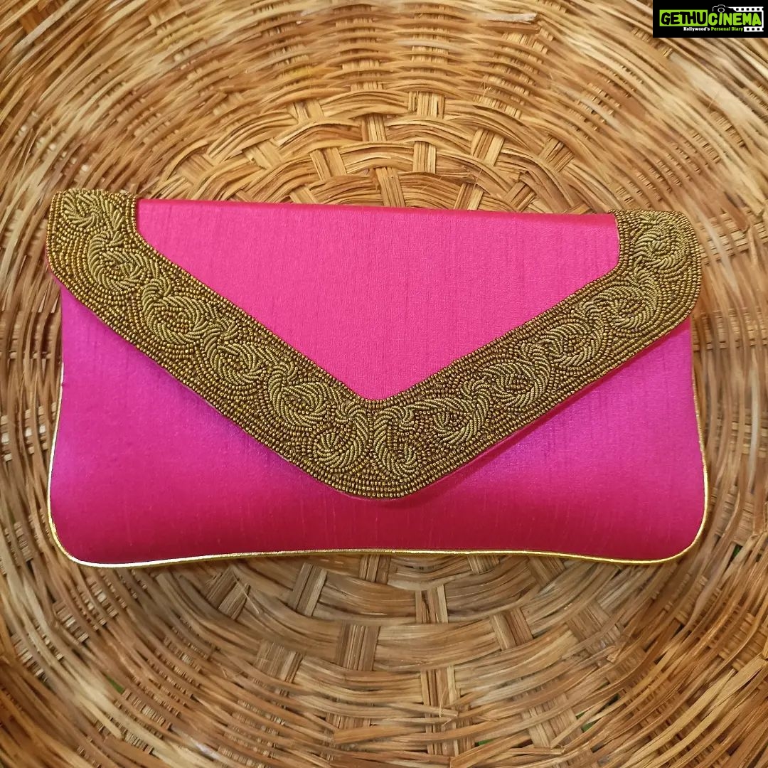 Vanitha Vijayakumar Instagram - Ring handle clutch purse 👛#vanithavijaykumarstyling #outfitoftheday #outfit #outfits #women #womensfashion #girl #girls #style #styling #stylist #fashion #ootd #picoftheday #pictureoftheday #dress #accessories #makeover #onlineshopping #onlineshop #boutique #boutiqueshopping #boutiquefashion Khader Nawaz Khan Road