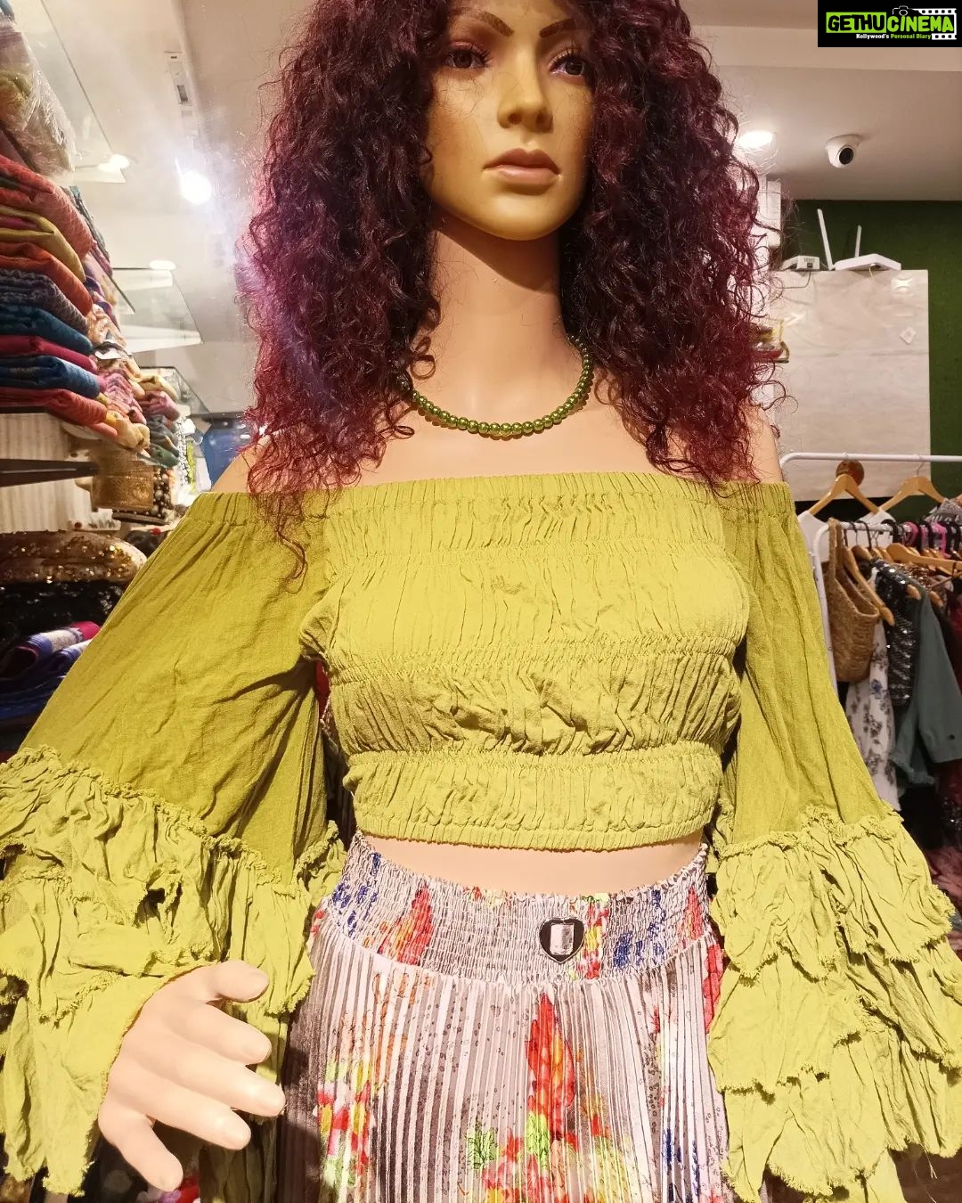 Vanitha Vijayakumar Instagram - Off shoulder shirred & ruffled blouse💚🤍🧡 #vanithavijaykumarstyling #outfitoftheday #outfit #outfits #women #womensfashion #girl #girls #style #styling #stylist #fashion #ootd #picoftheday #pictureoftheday #dress #accessories #makeover #onlineshopping #onlineshop #boutique #boutiqueshopping #boutiquefashion Khader Nawaz Khan Road