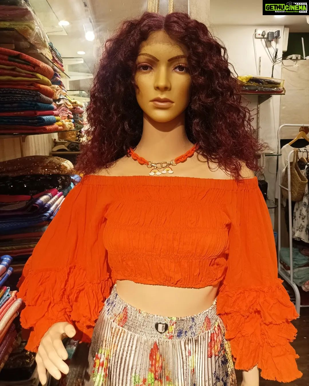 Vanitha Vijayakumar Instagram - Off shoulder shirred & ruffled blouse💚🤍🧡 #vanithavijaykumarstyling #outfitoftheday #outfit #outfits #women #womensfashion #girl #girls #style #styling #stylist #fashion #ootd #picoftheday #pictureoftheday #dress #accessories #makeover #onlineshopping #onlineshop #boutique #boutiqueshopping #boutiquefashion Khader Nawaz Khan Road