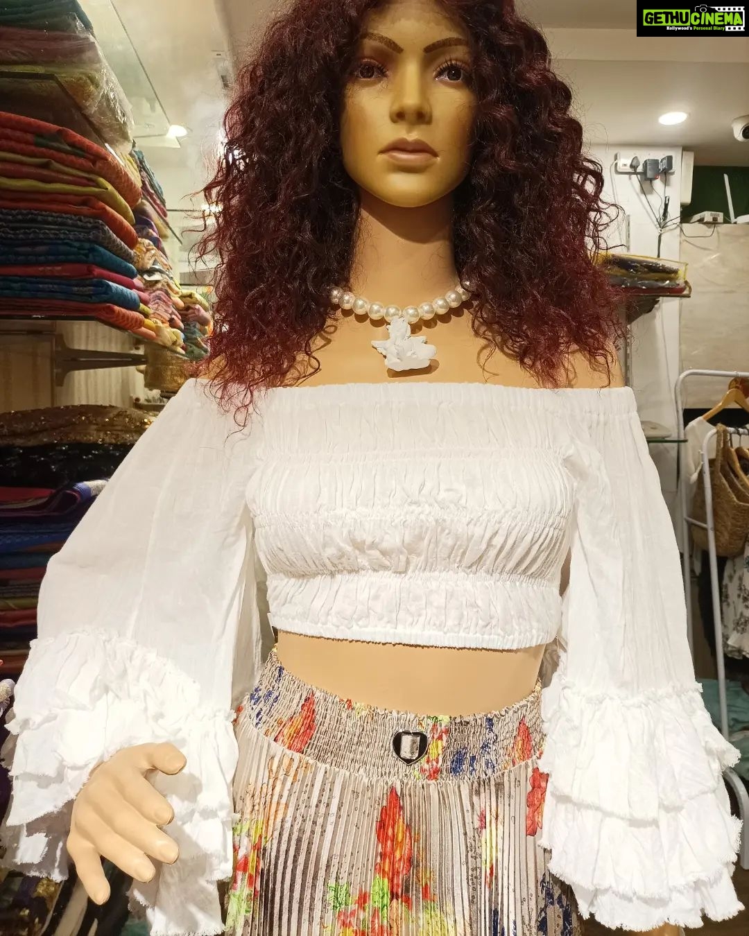 Vanitha Vijayakumar Instagram - Off shoulder shirred & ruffled blouse💚🤍🧡 #vanithavijaykumarstyling #outfitoftheday #outfit #outfits #women #womensfashion #girl #girls #style #styling #stylist #fashion #ootd #picoftheday #pictureoftheday #dress #accessories #makeover #onlineshopping #onlineshop #boutique #boutiqueshopping #boutiquefashion Khader Nawaz Khan Road