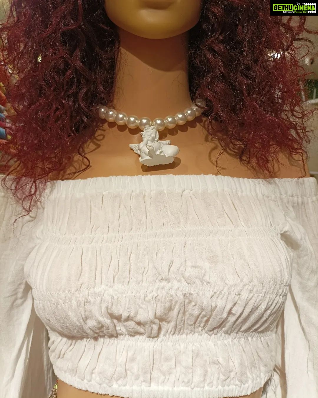 Vanitha Vijayakumar Instagram - Off shoulder shirred & ruffled blouse💚🤍🧡 #vanithavijaykumarstyling #outfitoftheday #outfit #outfits #women #womensfashion #girl #girls #style #styling #stylist #fashion #ootd #picoftheday #pictureoftheday #dress #accessories #makeover #onlineshopping #onlineshop #boutique #boutiqueshopping #boutiquefashion Khader Nawaz Khan Road