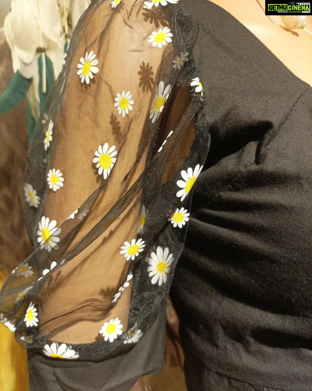 Vanitha Vijayakumar Instagram - Pleated skirt & organza floral printed sleeved top💛🖤 Dm for prize & details📩 #vanithavijaykumarstyling #outfitoftheday #outfit #outfits #women #womensfashion #girl #girls #style #styling #stylist #fashion #ootd #picoftheday #pictureoftheday #dress #accessories #makeover #onlineshopping #onlineshop #boutique #boutiqueshopping #boutiquefashion Khader Nawaz Khan Road