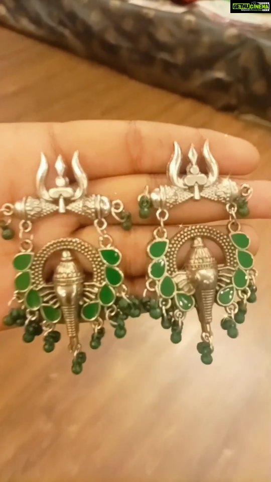 Vanitha Vijayakumar Instagram - Affordable oxidized earrings that can make u pretty🥰#earrings #studs #stone #classic #colorful #colour #colours #accessories #bracelets #party #partytime #bracelet #shopping #onlineshopping #onlineshop #style #outfits #outfit #store #makeover #reelsinstagram #reelitfeelit #reelsvideo #reels #reelkarofeelkaro #reelsindia #instagram Khader Nawaz Khan Road